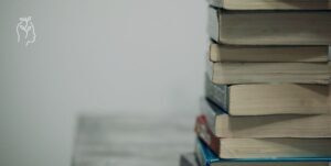 Pile de livres sur une table