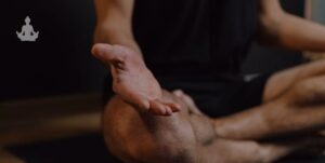homme en train de méditer