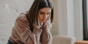 Jeune femme qui se prend la tête entre ses mains