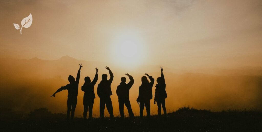 Groupe d'amis face au coucher du soleil