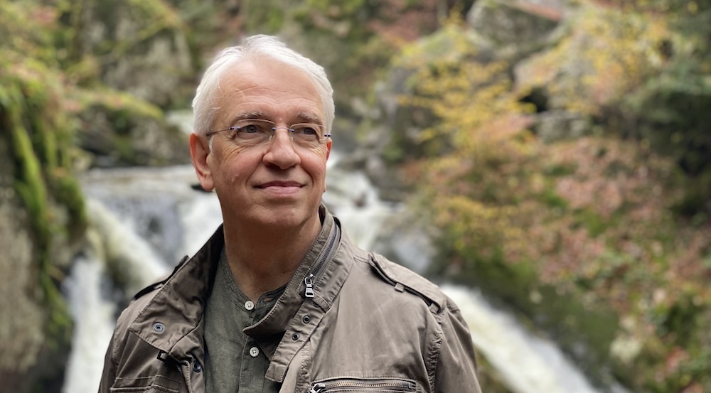 bruno lallement à côté d'une cascade