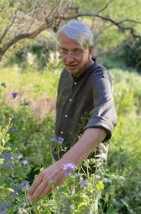 Bruno Lallement en train de cueillir fleurs