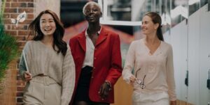 Trois femmes en train de marcher et de rigoler