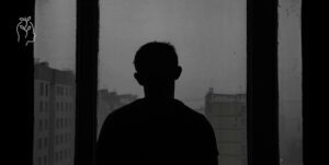 Homme regardant par la fenêtre