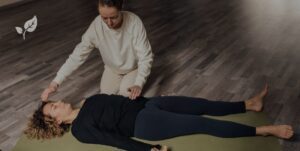 exercice de respiration et sophrologie entre deux femmes