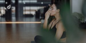 Jeune femme en train de faire une technique de respiration