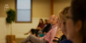 Personnes en train d'assister à un séminaire