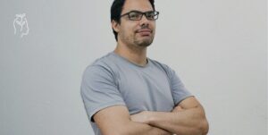 Homme fière croisant les bras