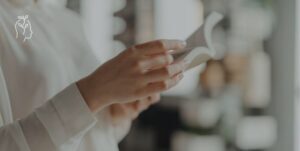 Mains en train de feuilleter un livre