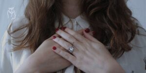 Femme mettant ses mains sur son coeur