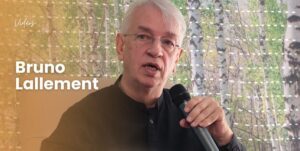 Bruno Lallement en train de donner une conférence en parlant au micro