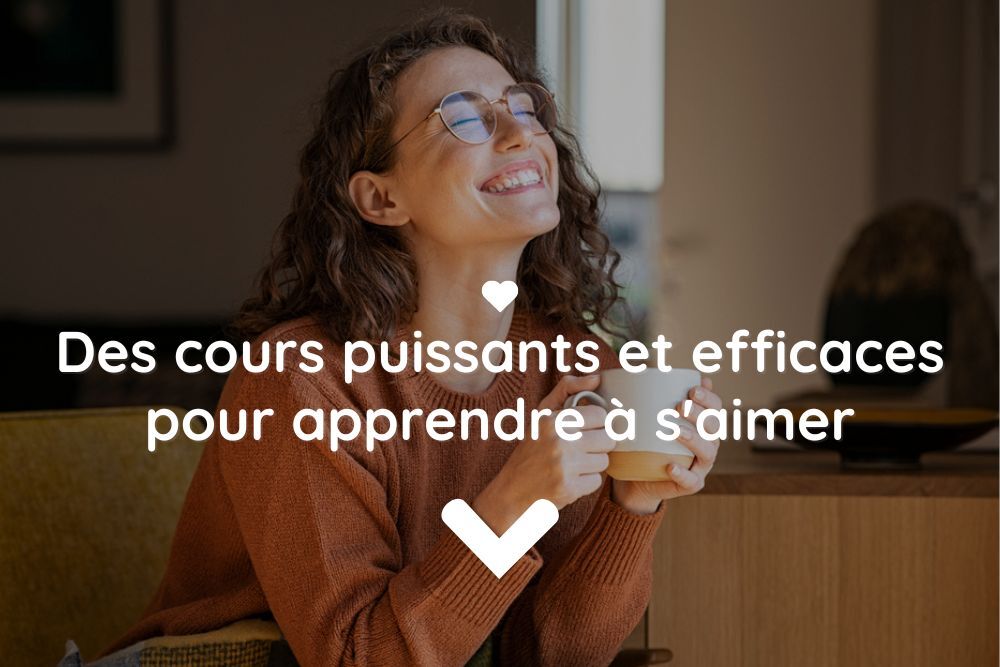 jeune femme brune en train de tenir un café et de sourire