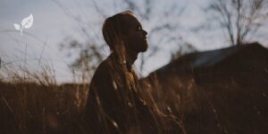 Jeune homme au coucher du soleil en train de se relaxer