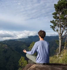 Méditation au sommet de la montagne