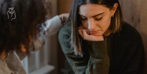 Jeune femme en train de se faire conforter par un ami