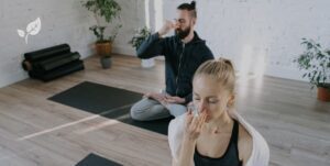 Personnes en train de faire des exercices de respiration en sophrologie
