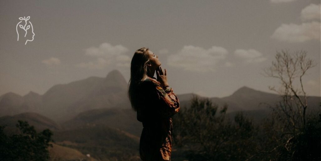 Jeune femme dans la nature regardant le ciel