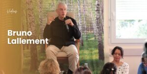 Bruno Lallement assis en train de donner une conférence sur la méditation