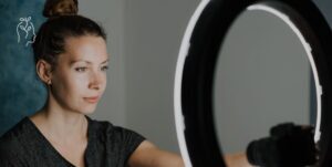 Jeune femme en train de se filmer