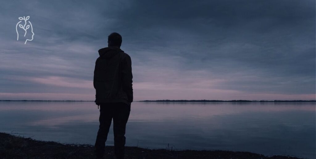 Homme regardant la mer