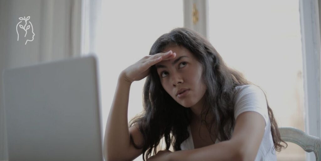 Jeune femme qui en a marre de travailler sur son ordinateur