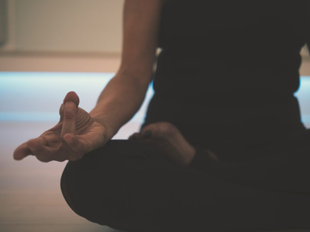 femme en train de méditer lors d'un cours de méditation