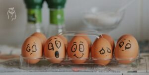 Œufs avec différentes émotions dessinées sur la coquille