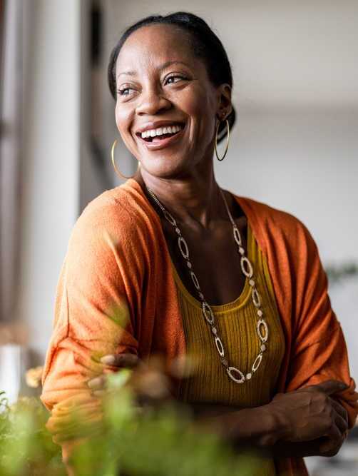 femme noire en train de rire