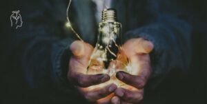Lumières dans les mains d'un homme
