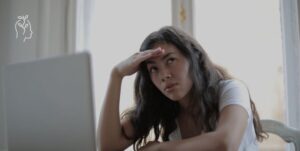 Jeune femme qui en a marre de travailler sur son ordinateur