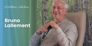 Bruno Lallement en train de sourire pendant une méditation collective