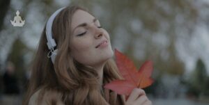 Jeune femme en train d'écouter de la musique avec son casque