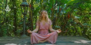 Jeune femme blonde en train de méditer