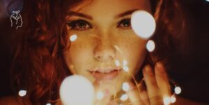 Jeune femme en train de tenir des lumières devant elle