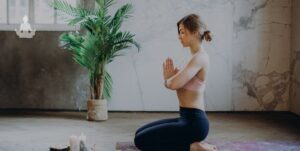 Jeune femme sur son mat en train de méditer