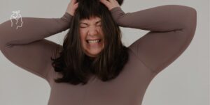 Jeune femme en stress en train de se prendre la tête dans ses mains