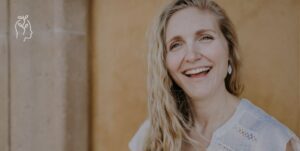 Femme blonde en train de rire