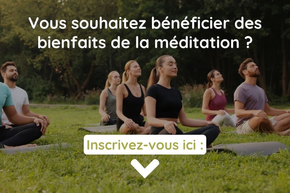 personnes en méditation collectives assises sur l'herbe