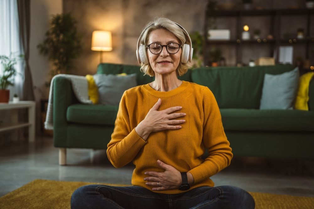 une femme assise en train de pratiquer la méditation et respiration