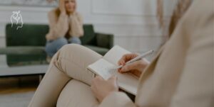 Session avec un psychologue qui écrit sur un papier
