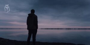 Homme regardant la mer